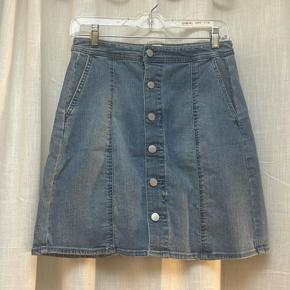 A new day button front Jean skirt with pockets size 8